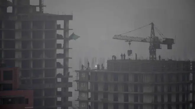 평양시내 30층짜리 고층 건물 공사장