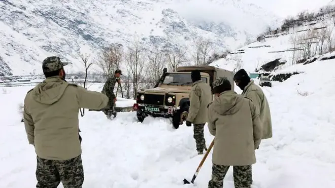 В одном только кишлаке близ города Читрал на северо-западе Пакистана погибли как минимум десять человек