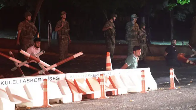 Турецкие военные ранее перекрыли дороги и объявили в стране комендантский час