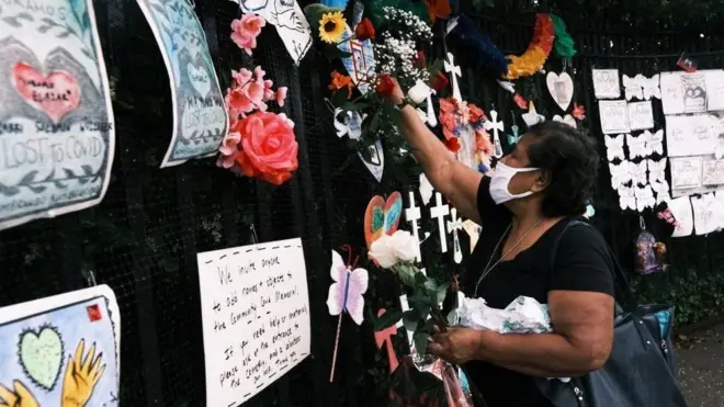 نیویارک کې یوه ښځه د کورونا د مړو په یاد ګل ږدي.