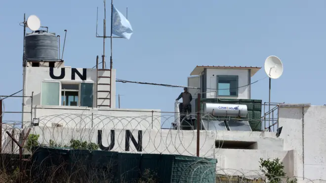 أحد جنود حفظ السلام التابعين للأمم المتحدة في قوة الأمم المتحدة المؤقتة في لبنان (اليونيفيل) يقف في موقعه في قرية مركبا، بالقرب من الحدود مع إسرائيل، جنوب لبنان، 31 أغسطس/آب، 2023.