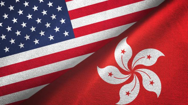 设计图片：美国国旗（左上）与中国香港区旗（右下）
