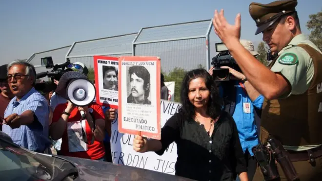 Decenas de familiares de las víctimas protestaron en la entrada del penal Punta Peuco mientras se celebraba la misa.