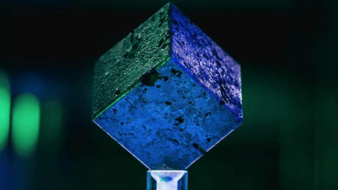 ลูกบาศก์ยูเรเนียมเรืองแสงสีฟ้าเมื่อถูกฉายรังสีอัลตราไวโอเล็ต