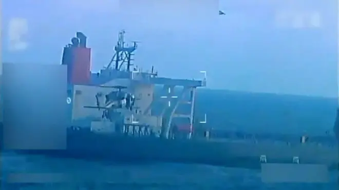 Un buque petrolero en el océano mostrado en un video del gobierno de EE.UU.