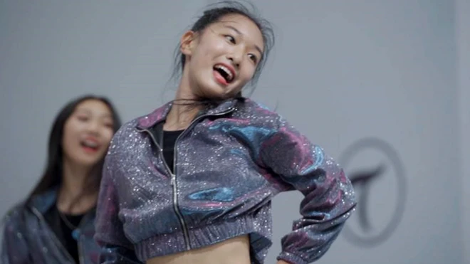 pop star olmaq istəyən yeniyetmə