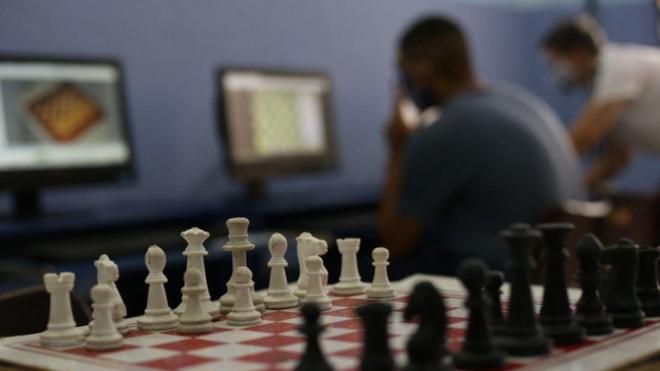 jovem jogando xadrez em computador da Fundação Casa