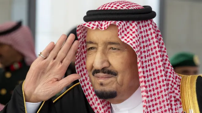 Raja Salman bin Abdulaziz Al Saud tiba di Dewan Syura untuk menghadiri sidang tahunan.