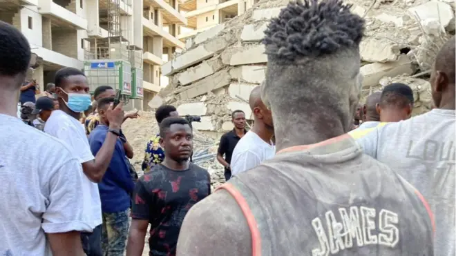 Pesin wey dem rescue on Monday afternoon from Ikoyi Building collapse.