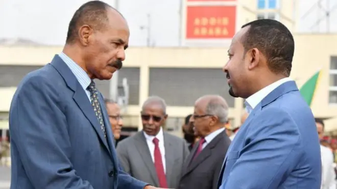 ኢሳይያስ ኣፈወርቂን ኣቢይ ኣሕመድን ኣብ መዓርፎ ነፈርቲ እናተፋነዉ፡ ሰበሰልጣን ኤርትራ ኣብ ድሕረባይታ ይራኣዩ