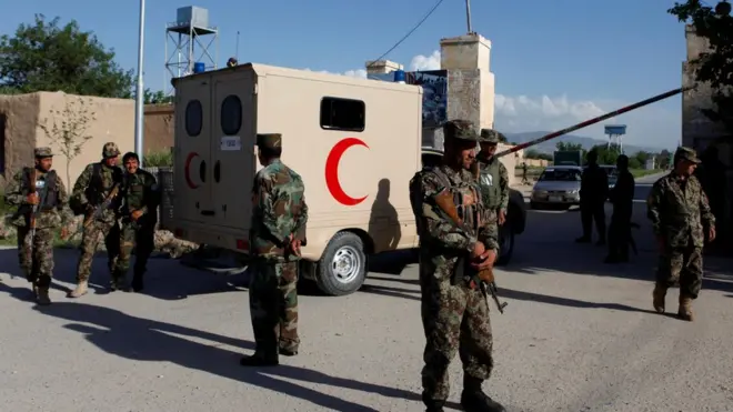 Афганские солдаты у ворот базы после нападения