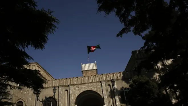 د ولسمشرۍ ماڼۍ له لوري په یوه اعلامیه کې ویل شوي، دا وروستیو کې یو شمېر سیاسي کړیو او کسانو داسې ګنګوسې خپرې کړې، چې ګواکې لویه جرګه رابلل کېږي