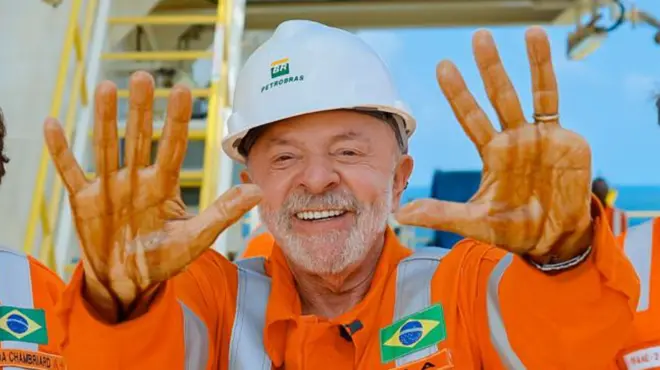 Lula muestra las manos manchadas con petróleo