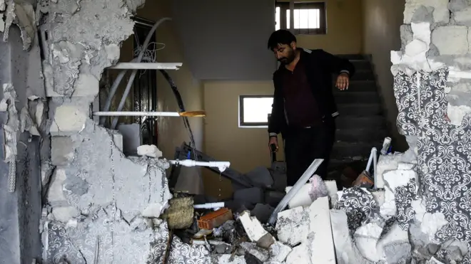 رجل يتفقد منزله المدمر في أذربيجان