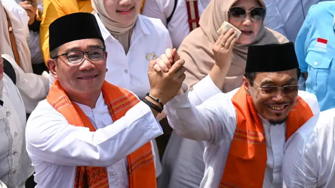 Pasangan bakal calon Gubernur DKI Jakarta Ridwan Kamil (kedua kiri) dan bakal calon Wakil Gubernur DKI Jakarta Suswono (kedua kanan) menyapa warga dan para pendukung saat berjalan menuju Kantor KPU DKI Jakarta, Jalan Salemba Raya, Jakarta, Rabu (28/8/2024).