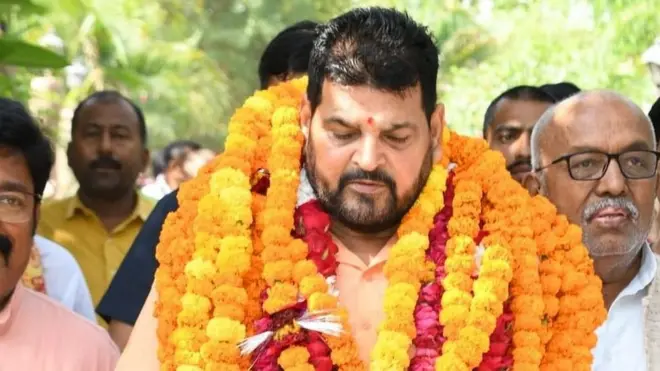 बृजभूषण शरण सिंह सोशल मीडिया पर अक्सर अपना आदर सत्कार होते हुए तस्वीरें शेयर करते हैं 