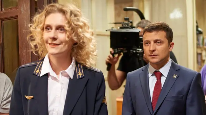 Зйомки "Слуги народу". Герой серіалу вже обіймає посаду, на яку претендує актор Володимир Зеленський у реальному житті.