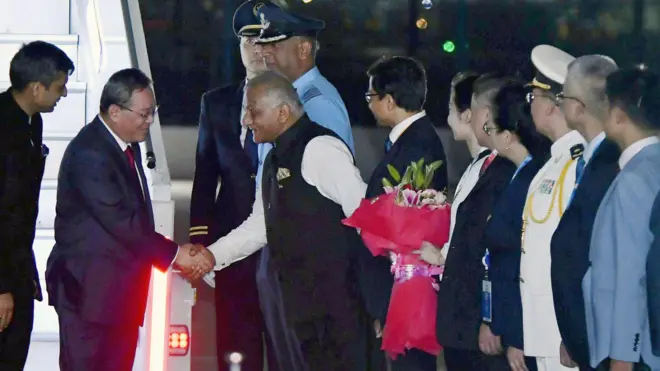 दिल्ली में ली चियांग का स्वागत करते पूर्व सेनाध्यक्ष वीके सिंह