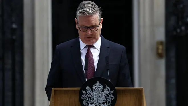 Premier Wielkiej Brytanii Keir Starmer reaguje podczas oświadczenia dotyczącego swojej politycznej przyszłości przed siedzibą przy Downing Street 10 w Londynie, rano 22 czerwca 2026 roku.