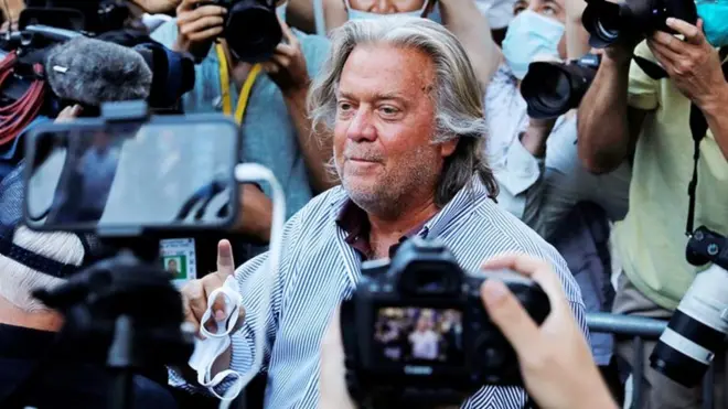 罪状認否を終えてマンハッタンの連邦地裁を出るバノン被告（21日、ニューヨーク）