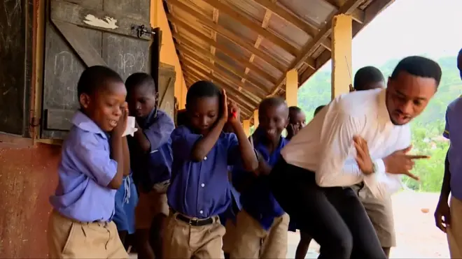 вчитель танцює