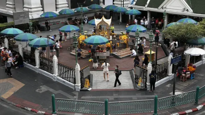 นักท่องเที่ยวบางตาที่ศาลท้าวมหาพรหม