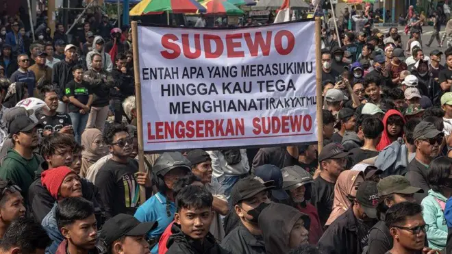 Massa yang tergabung dalam Aliansi Masyarakat Pati Bersatu berunjuk rasa di depan Kantor Bupati Pati, Kabupaten Pati, Jawa Tengah, Rabu (13/08). Dalam unjuk rasa itu, para pendemo menuntut Bupati Pati, Sudewo, mundur dari jabatannya.