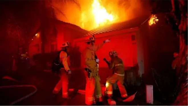 Пожежа за одну ніч знищила будинки в містечку Таусенд Оукс