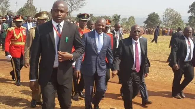 Rais Nkurunziza akiwa na mwenyeji wake Rais John Magufuli baada ya kufika Ngara, kaskazini magharibi mwa Tanzania