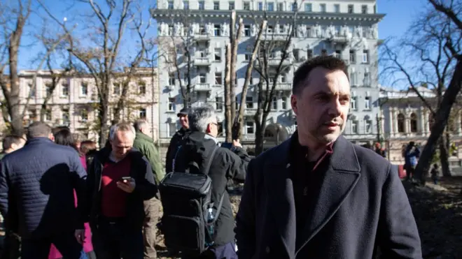 أوليكسي أريستوفيتش في موقع الغارات