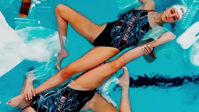 Sinhrone plivačice u bazenu punom plastike