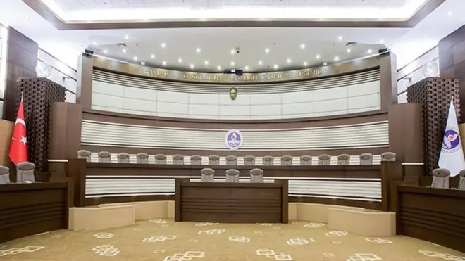 AKP Grup Başkanvekili Bülent Turhan 9 Eylül'de '70 bin kişinin görevden alındığı bir ortamda yüzde 1'lik hatanın anlayışla karşılanması gerektiğini' söyledi.