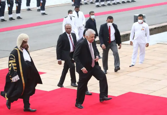 ජනාධිපති රනිල් වික්‍රමසිංහ "ඡන්ද කල් දැමීම අරමුණු කර ගනිමින් ශ්‍රේෂ්ඨාධිකරණයේ මතය යටපත් කිරීමේ උත්සහයක නිරත වන බවට දේශපාලන විශ්ලේෂකයෝ පෙන්වා දෙති.