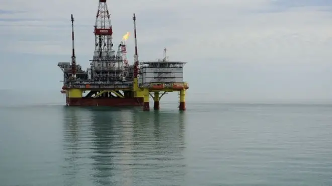 دو سال سے زیادہ عرصے میں عالمی سطح پر تیل کی قیمتیں آدھی سے زیادہ کم ہوئی ہیں