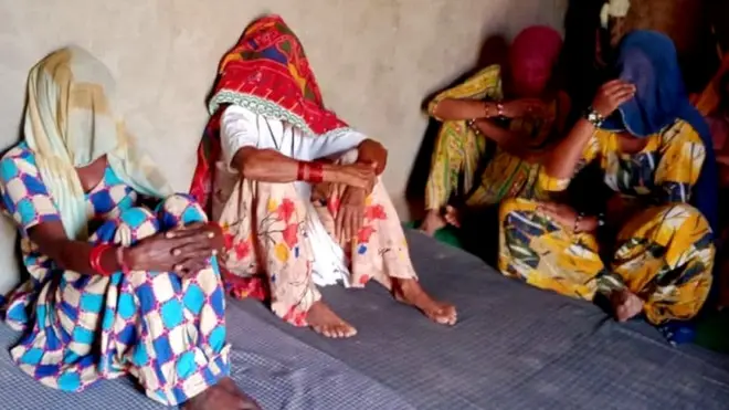 लाल चुन्नी से चेहरे को ढंकी मृतक की दादी और उनके बाएं मृतक की मां