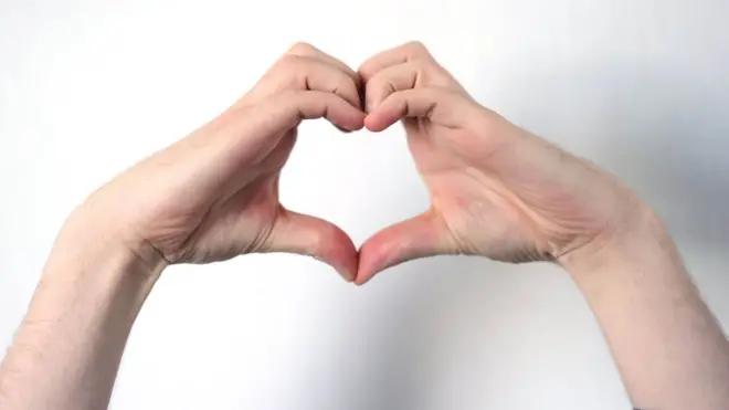 Руки чоловіка, складені у формі серця