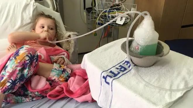 En el hospital, intentan aflojarle los pulmones con terapia de burbujas.