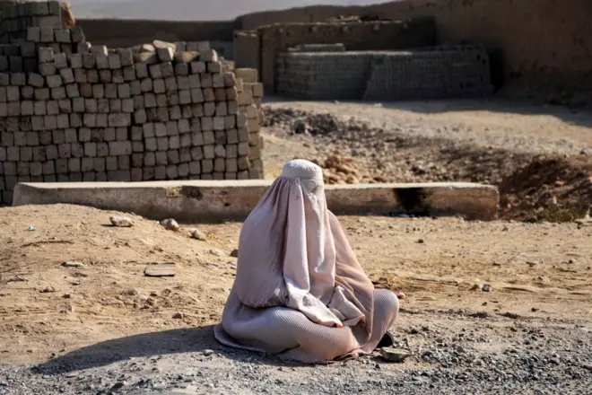 یوه مېرمنه سوال ته ناسته ده
