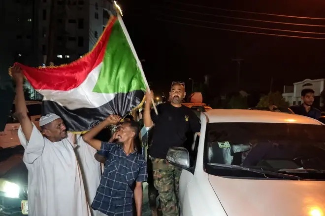 مواطنون في بورتسودان يحتفلون بعد استعادة الجيش على القصر الجمهوري في الخرطوم من قوات الدعم السريع