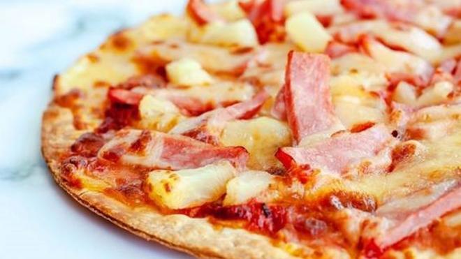 Pizza recheada com queijo e calabresa