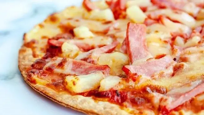 Poucos alimentos causam discussões tão dramáticas quanto a pizza havaiana