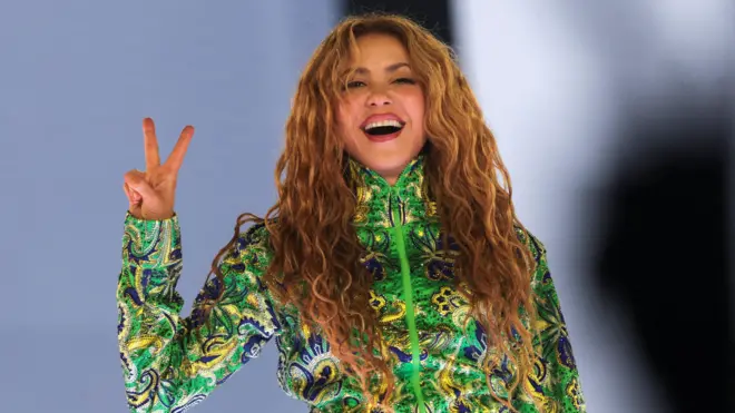 Shakira veste macacão com as cores do Brasil