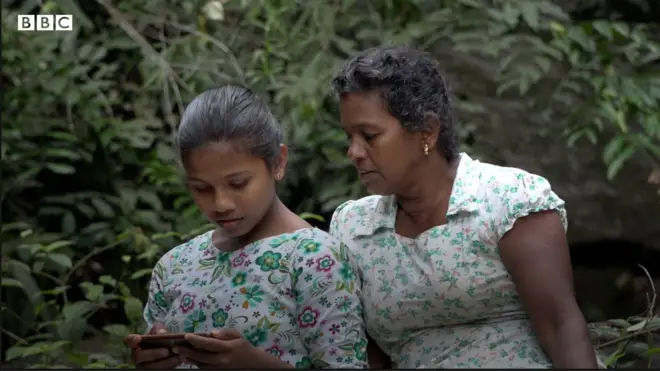 ''දවල්ට ඔන්ලයින් පන්ති තිබුණොත් කිලෝමීටර් 5ක් විතර කන්ද මුදුනට අම්මත් එක්ක යනවා.''