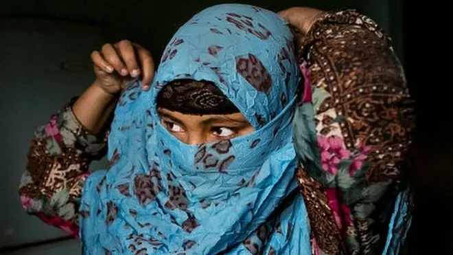 وہ کونسی قانونی خامیاں ہیں جن کی وجہ سے ایک کم عمر بچی کو مبینہ طور پر ریپ کا نشانہ بنانے والا ملزم اسی لڑکی سے شادی کر کے قانون کے شکنجے سے بچ نکلا؟ (فائل فوٹو)