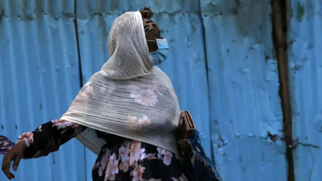 በአዲስ አበባ ጎዳና ላይ አፋቸውን የሸፈኑ እናት