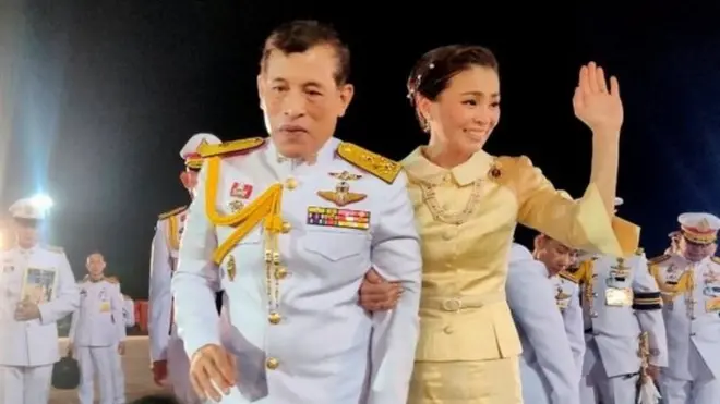 ร.10 และพระราชินี ท่ามกลางพสกนิกรเฝ้ารับเสด็จ