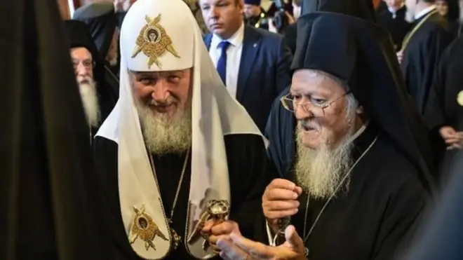 بطريرك القسطنطينية بارثلماوس (يمين) مع كيريل