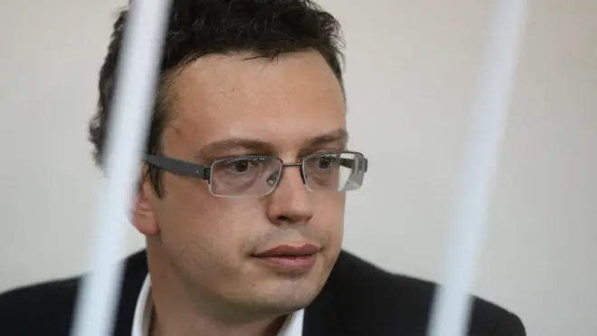 По некоторым данным, следствие подозревает Никандрова в получении взятки в размере 1 млн долларов