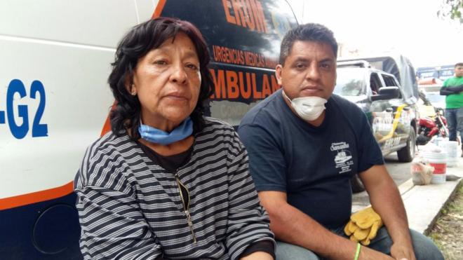 Gloria Rosales espera noticias de su hijo atrapado bajo los escombros de la fábrica textil colapsada por el sismo.
