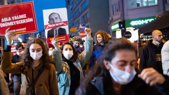 طلبة جامعة بوغازيجي يتظاهرون ضد رئيس الجامعة الذي عينه إردوغان